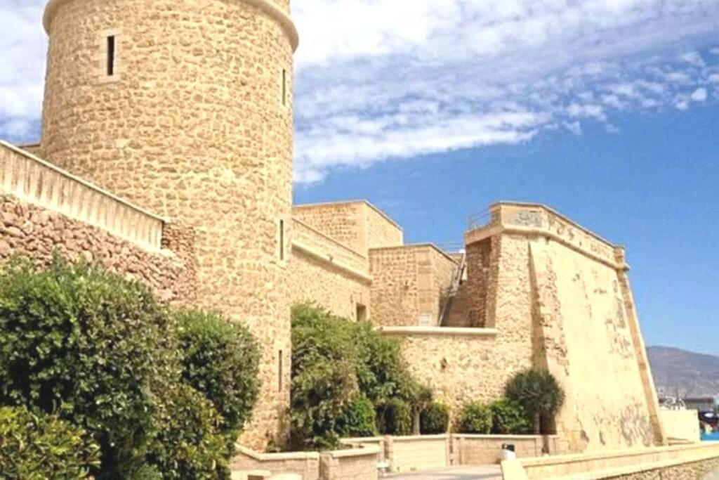 a 600 m de la playa y el castillo santa ana Roquetas de Mar Exterior foto