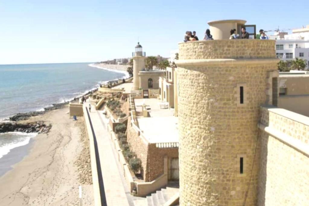 a 600 m de la playa y el castillo santa ana Roquetas de Mar Exterior foto