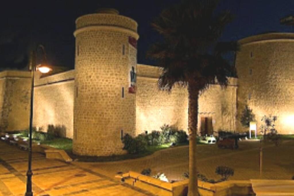 a 600 m de la playa y el castillo santa ana Roquetas de Mar Exterior foto