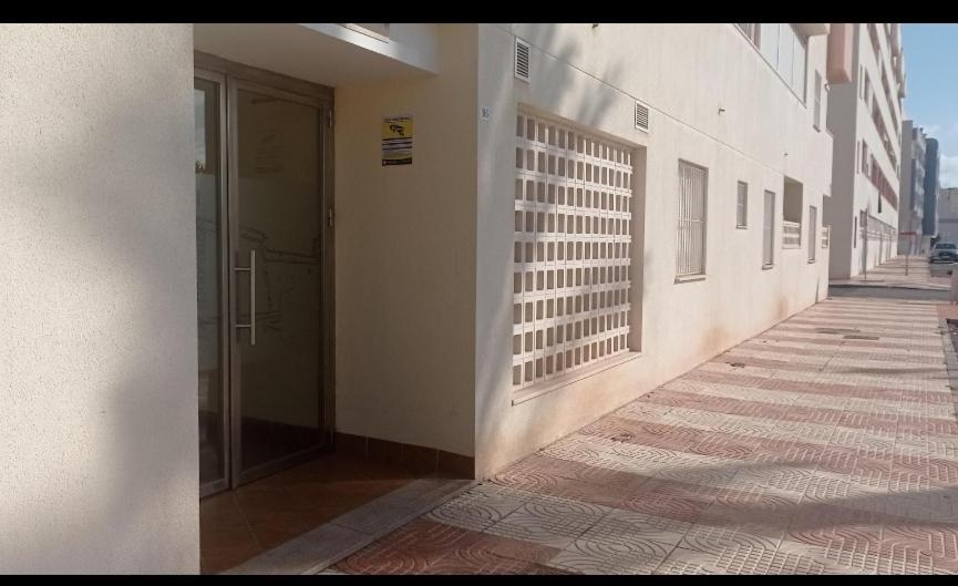 a 600 m de la playa y el castillo santa ana Roquetas de Mar Exterior foto